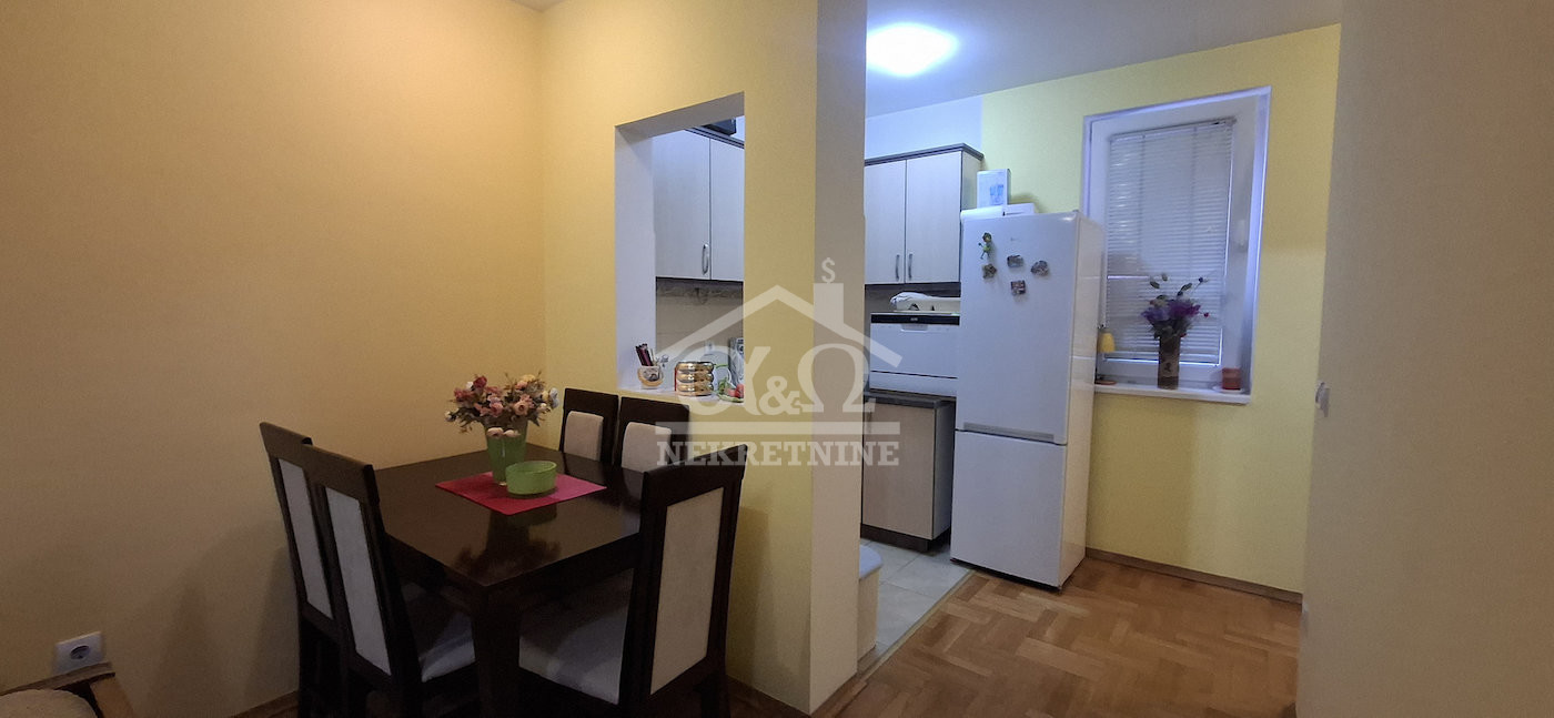 Na prodaju funkcionalan jednoiposoban stan sa terasom, na trećem spratu, u samom centru