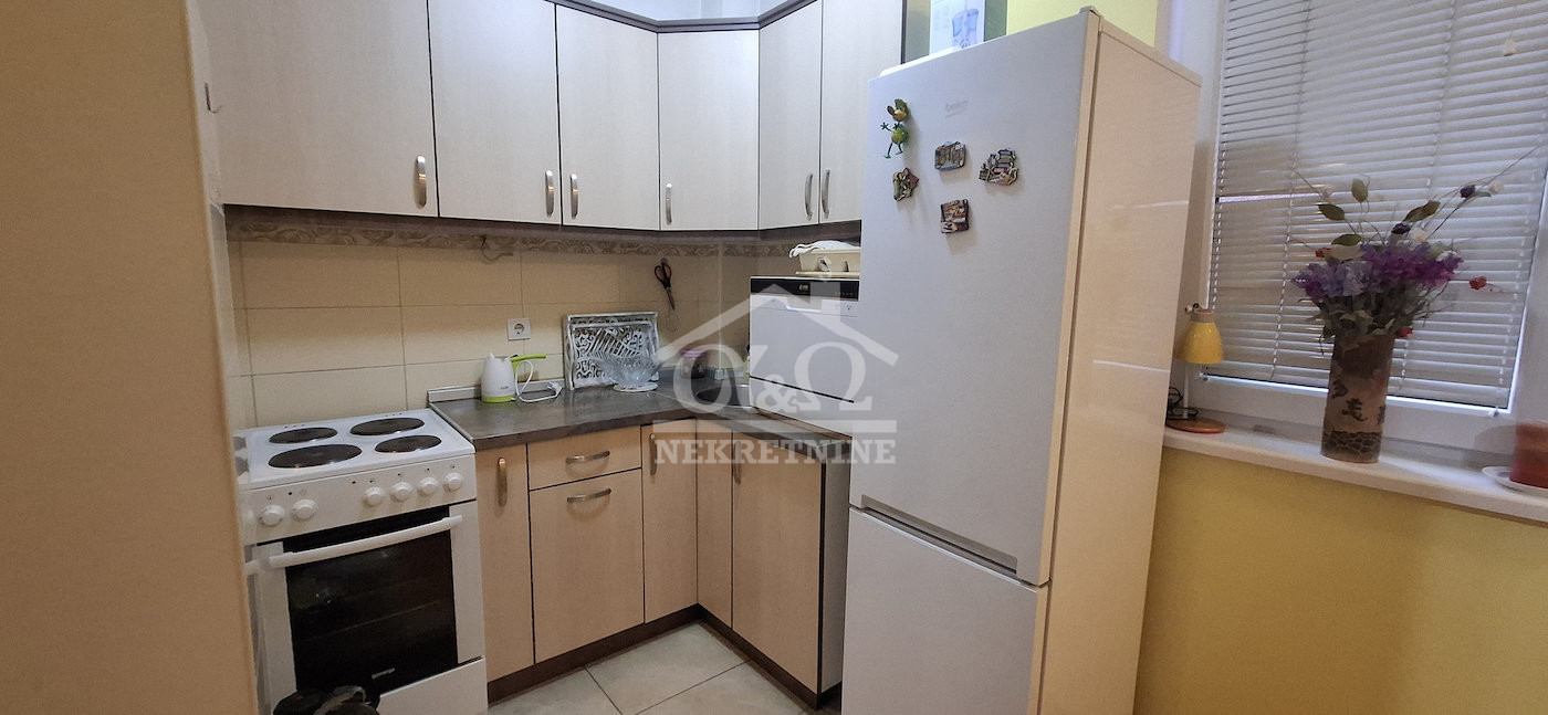 Na prodaju funkcionalan jednoiposoban stan sa terasom, na trećem spratu, u samom centru