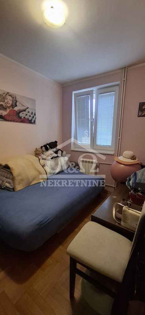 Na prodaju funkcionalan jednoiposoban stan sa terasom, na trećem spratu, u samom centru