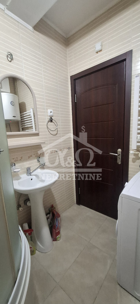 Na prodaju funkcionalan jednoiposoban stan sa terasom, na trećem spratu, u samom centru