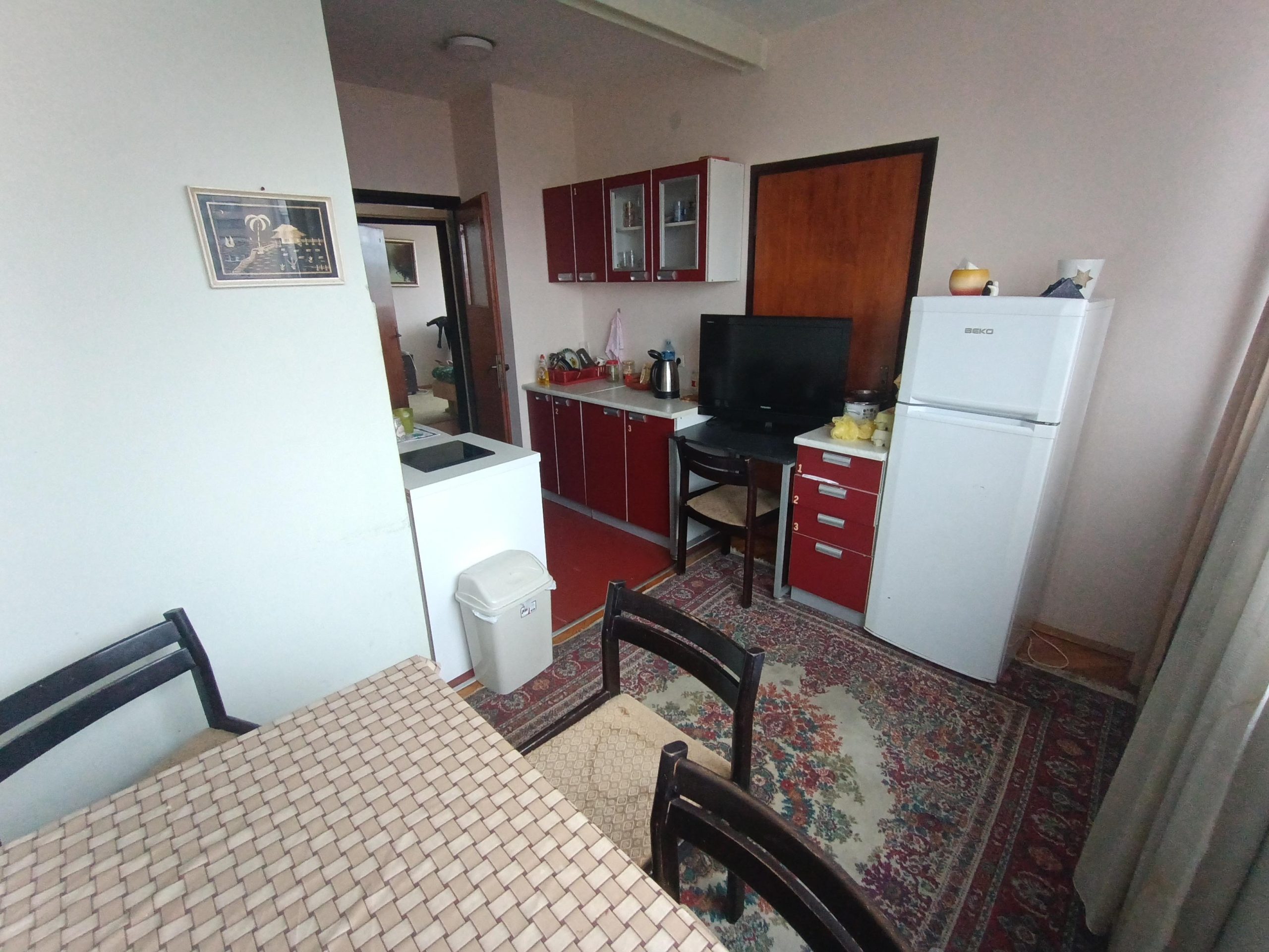 Izdajem 3 jednokervetne sobe u sklopu stana75m2 u Centru, pored Hotela Kragujevac.