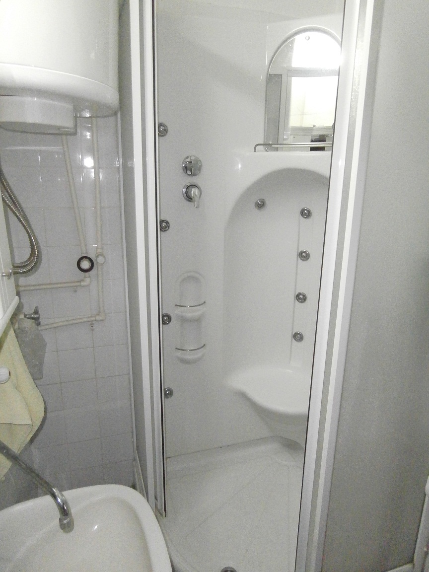 Izdajem 3 jednokervetne sobe u sklopu stana75m2 u Centru, pored Hotela Kragujevac.