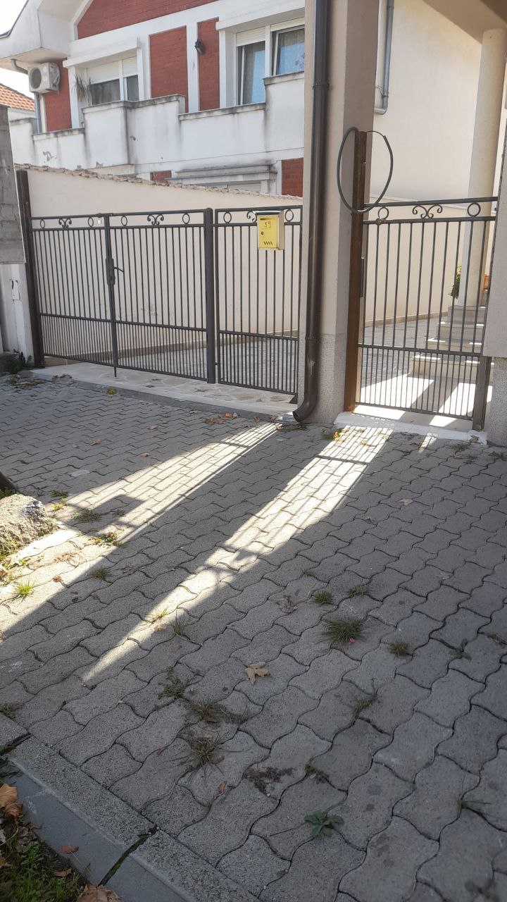 Prodajem kapiju od kovanog gvozdja