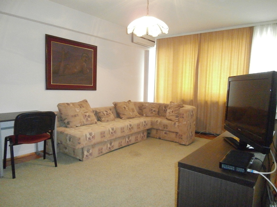 Izdajem 3 jednokervetne sobe u sklopu stana75m2 u Centru, pored Hotela Kragujevac.