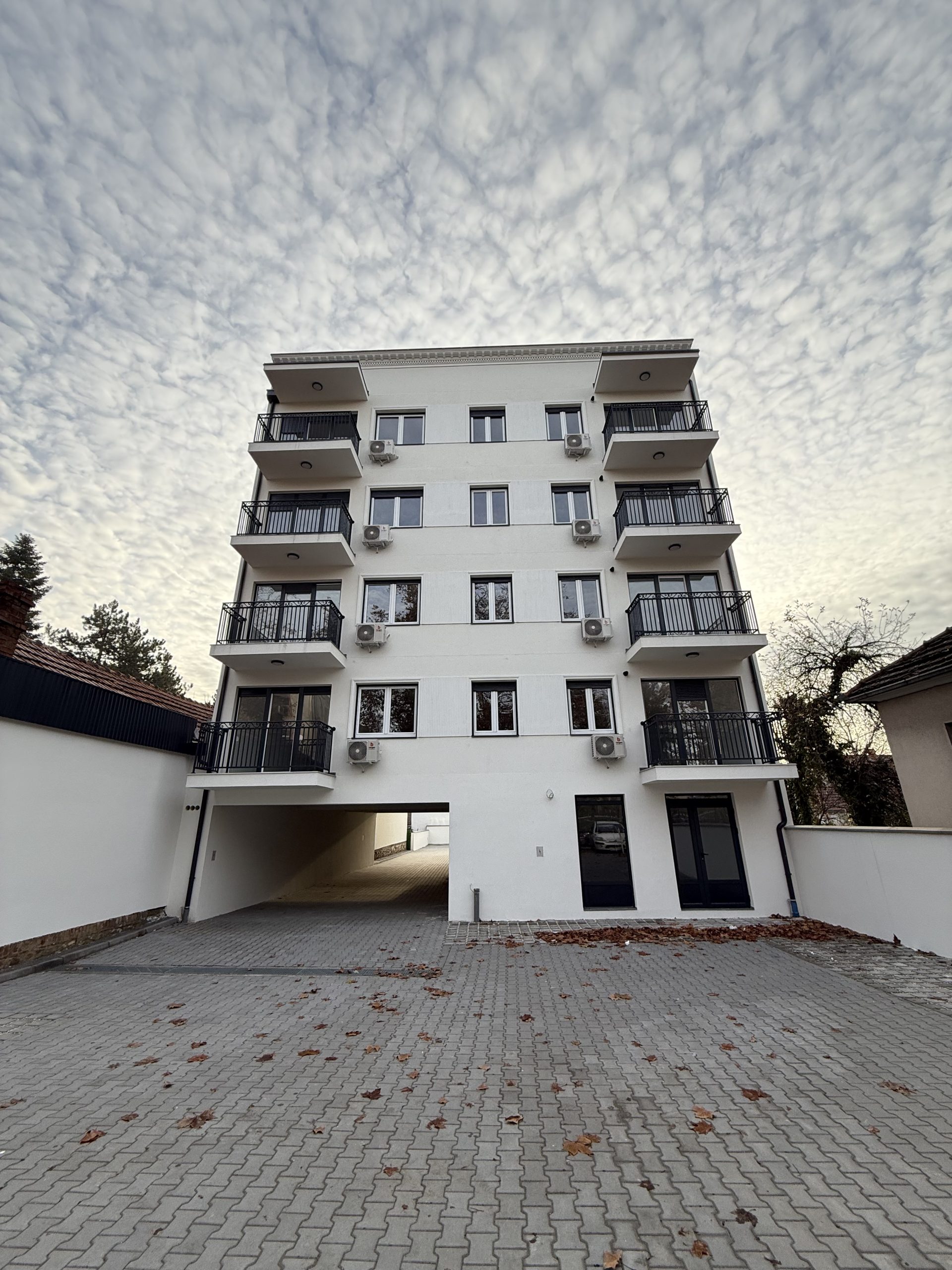 Prodajem stan u Kneza Miloša sa parking mestom