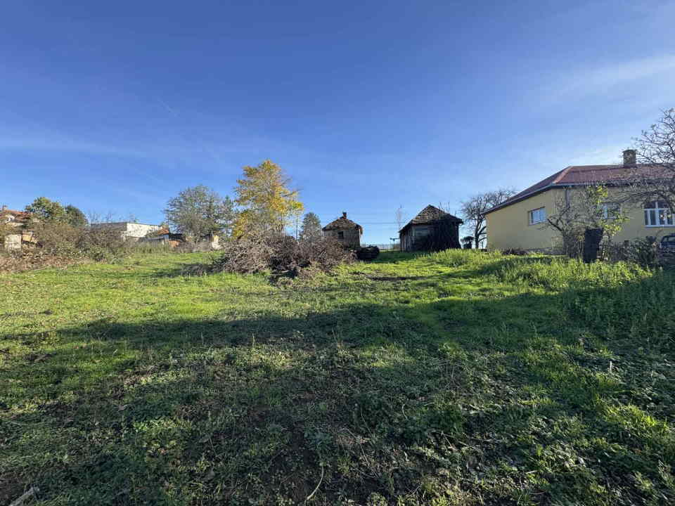 Prodajem plac sa kućom pored škole, Glumčevo Brdo