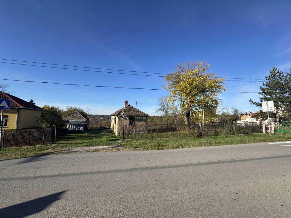 Prodajem plac sa kućom pored škole, Glumčevo Brdo