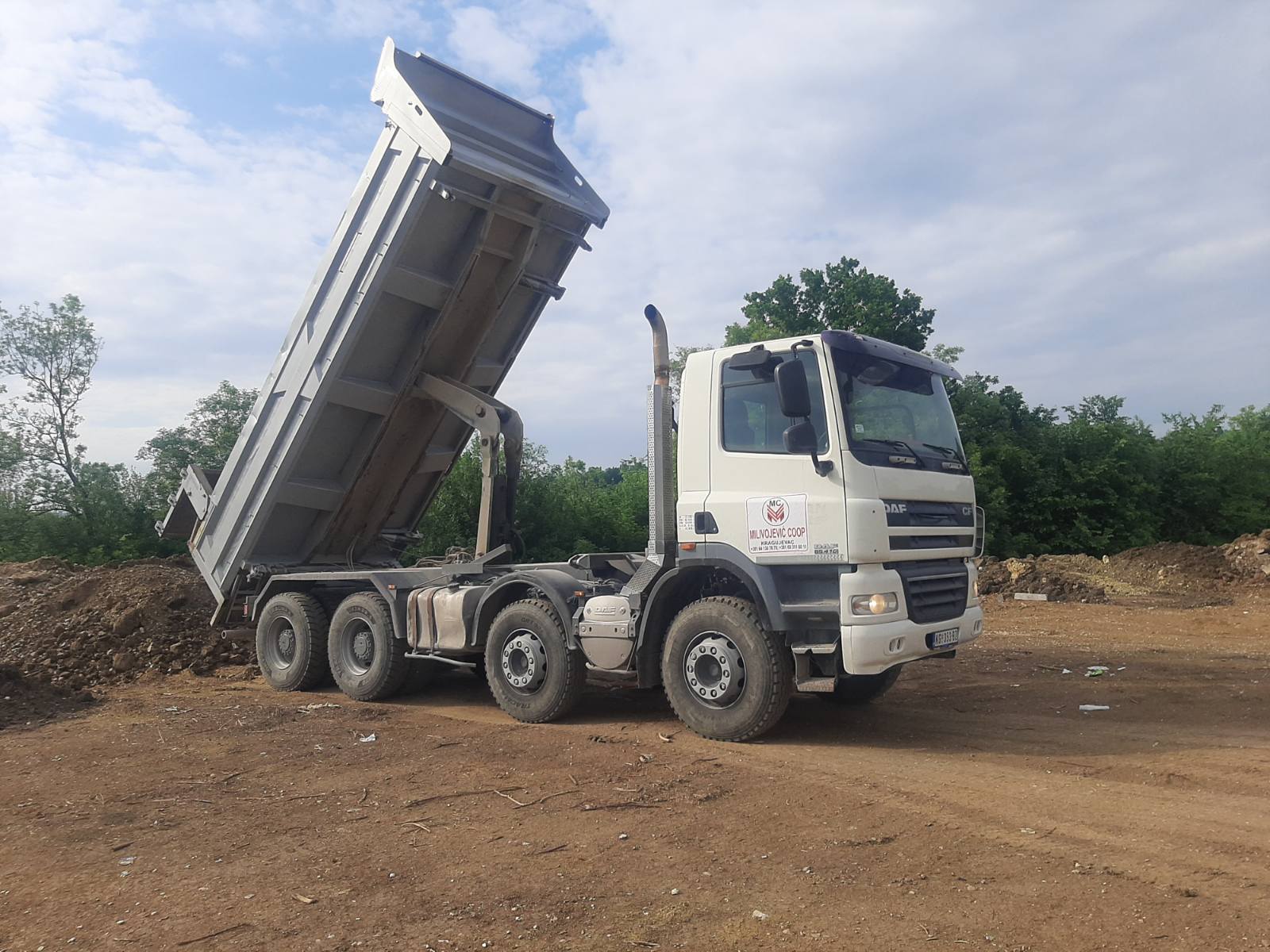 Nudim prevoz materijala kiper kamionom