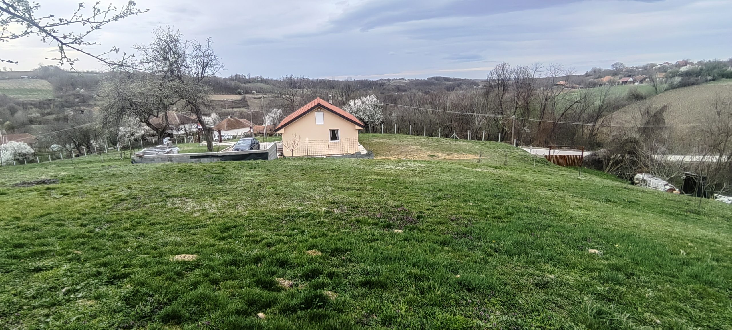 Prodaje se kompletno imanje ukupne površine 2,60 hektara u selu Jabučje kod Kragujevca.