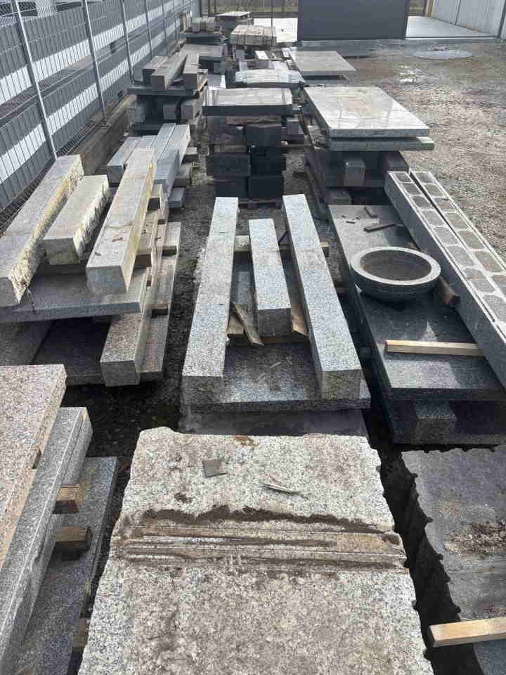 Na prodaju 30 m3 granitnih ploca, stubova,