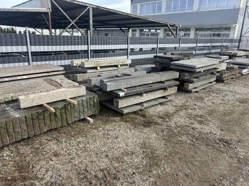 Na prodaju 30 m3 granitnih ploca, stubova,