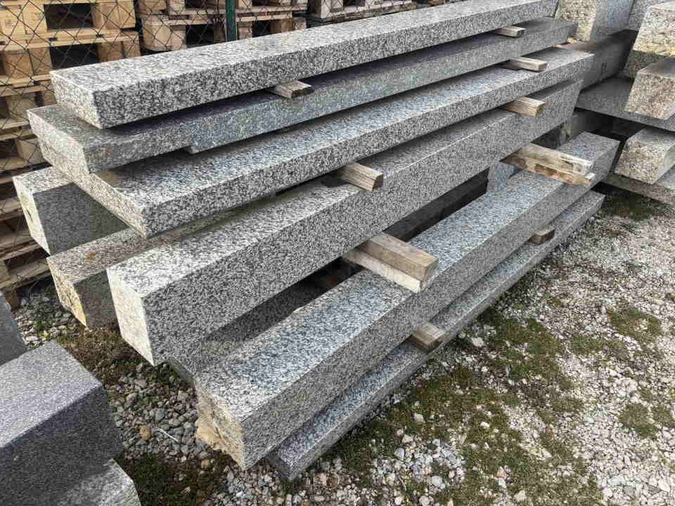 Na prodaju 30 m3 granitnih ploca, stubova