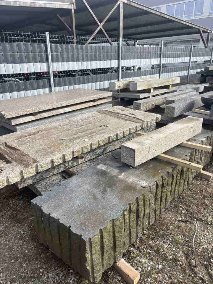 Na prodaju 30 m3 granitnih ploca, stubova,