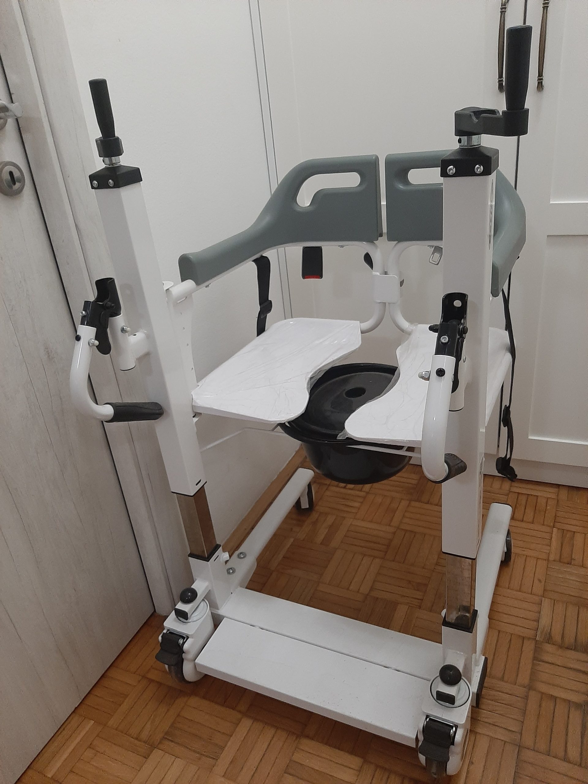 Toaletna stolica Estia