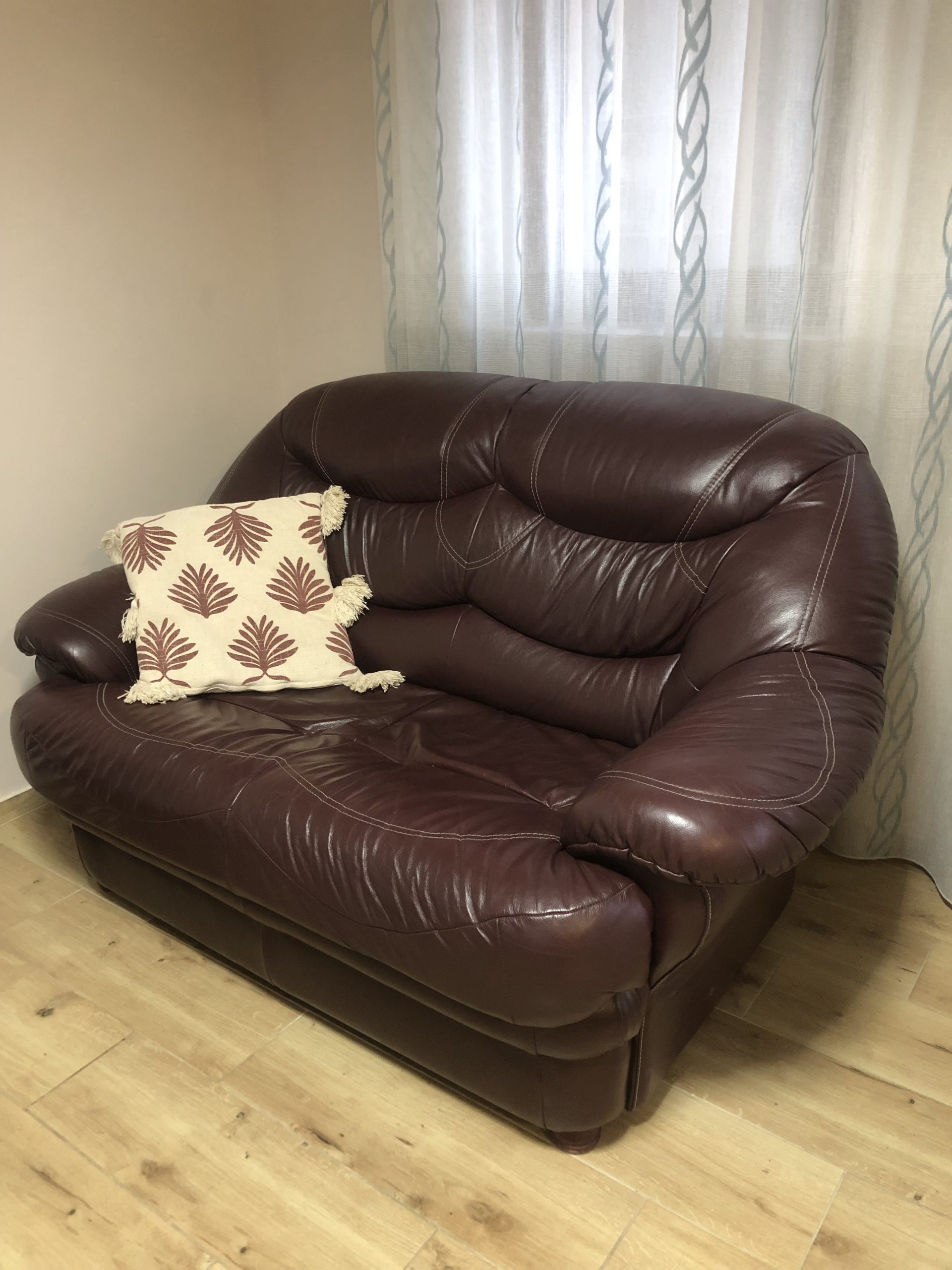 Prodajem kožni dvosed dimezija 150x100x90