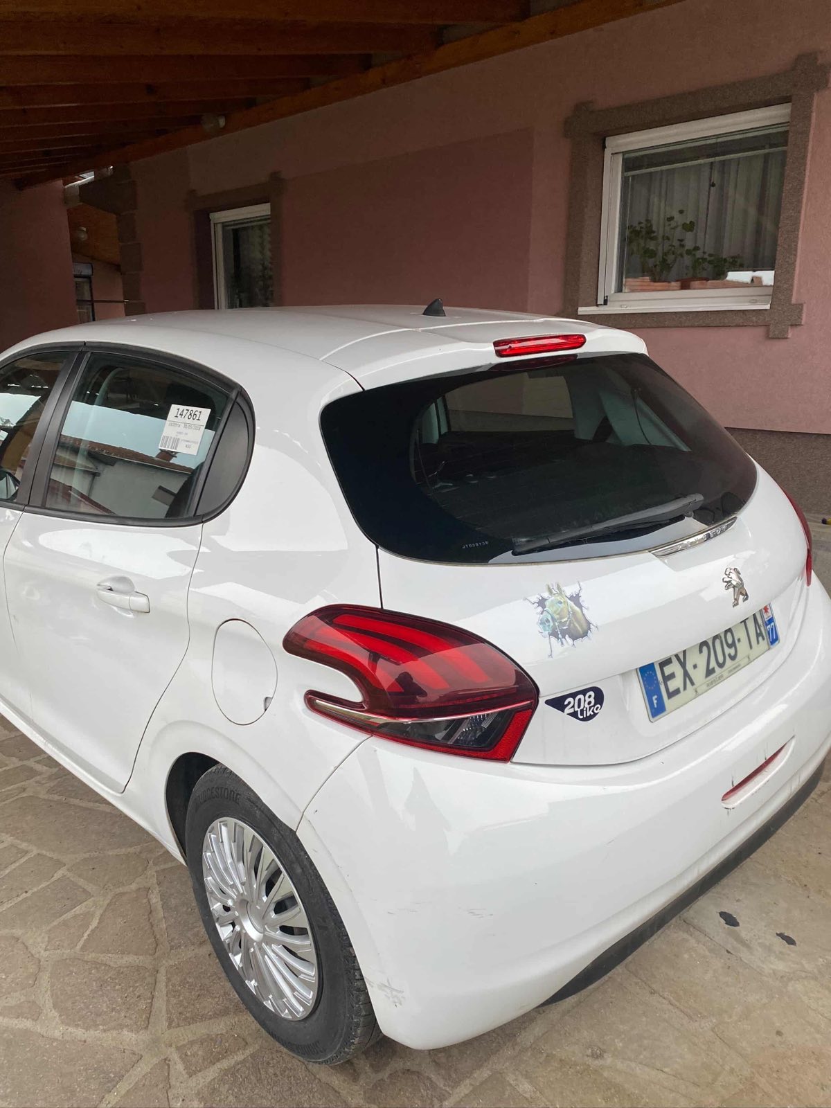 Poliranje automobila i farbanje automobila i poliranje farova. Servisiranje bele tehnike