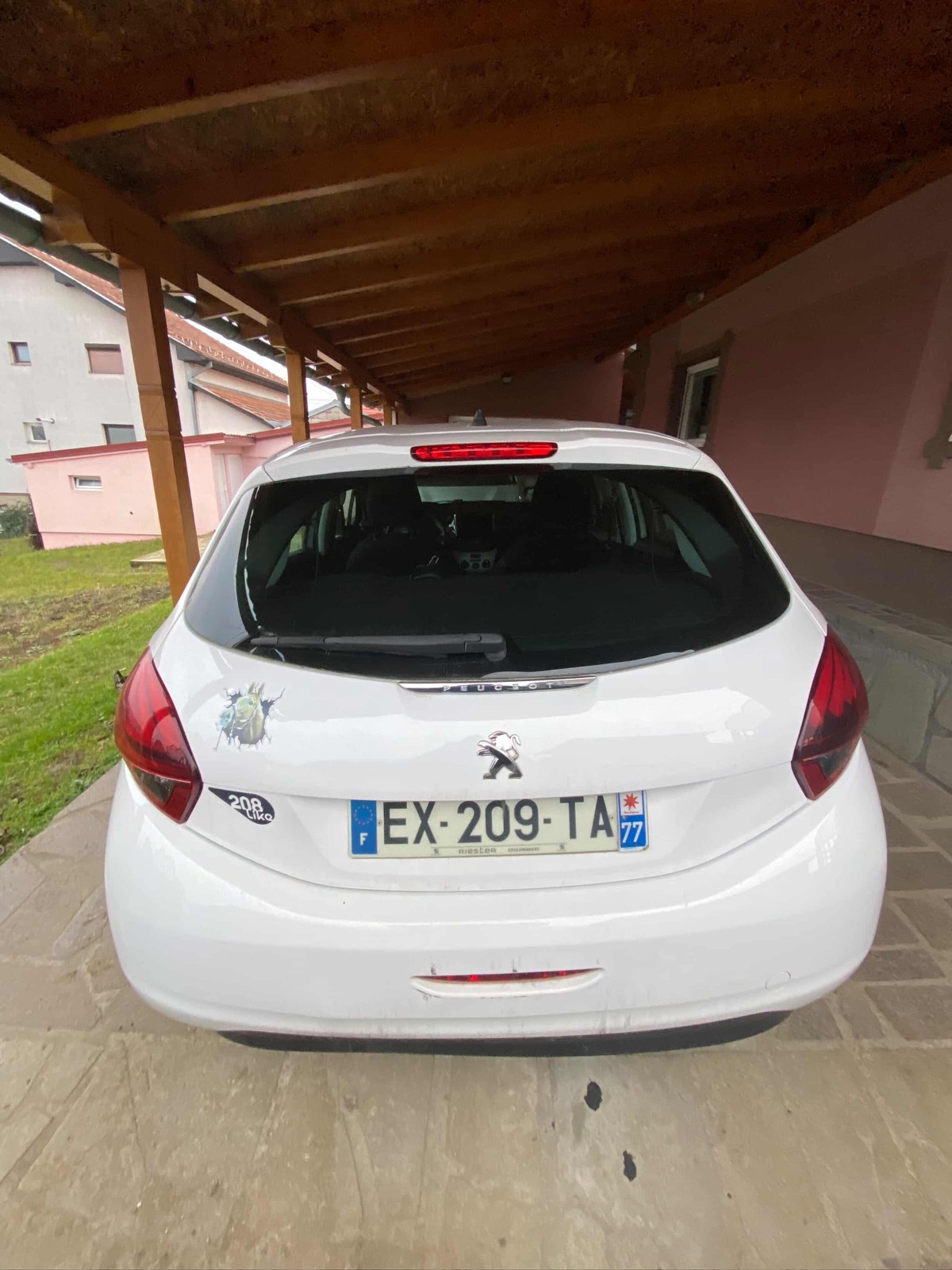 Poliranje automobila i farbanje automobila i poliranje farova. Servisiranje bele tehnike