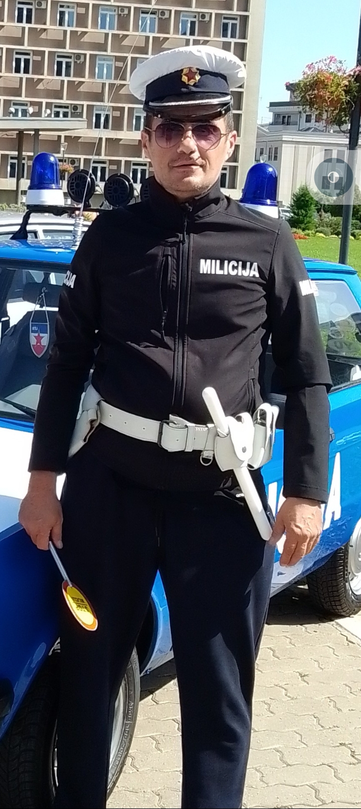 Poliranje automobila i farbanje automobila i poliranje farova. Servisiranje bele tehnike