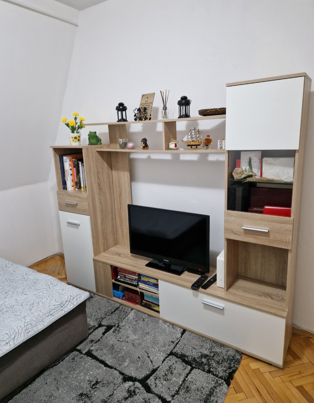 Dvosedi na razvlačenje + TV polica