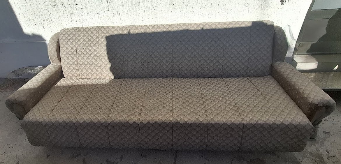 Povoljno prodajem kauc – trosed na razvlacenje 3000rsd