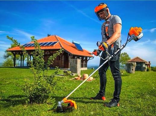 Košenje i redovno održavanje trimerom, dvorišta, placeva, vikendica, imanja kosimo i oduzavamo motornim testerom secenje Radim na teritoriji Kragujevca i okoline za vise informacija pozvati 0637661148