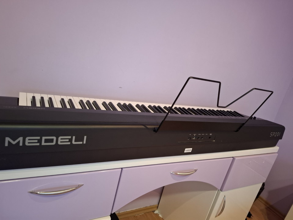 Na prodaju električni klavir, MEDELI SP201