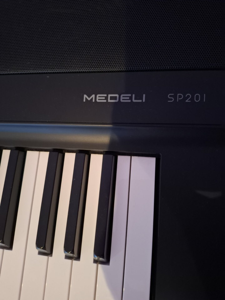 Na prodaju električni klavir, MEDELI SP201