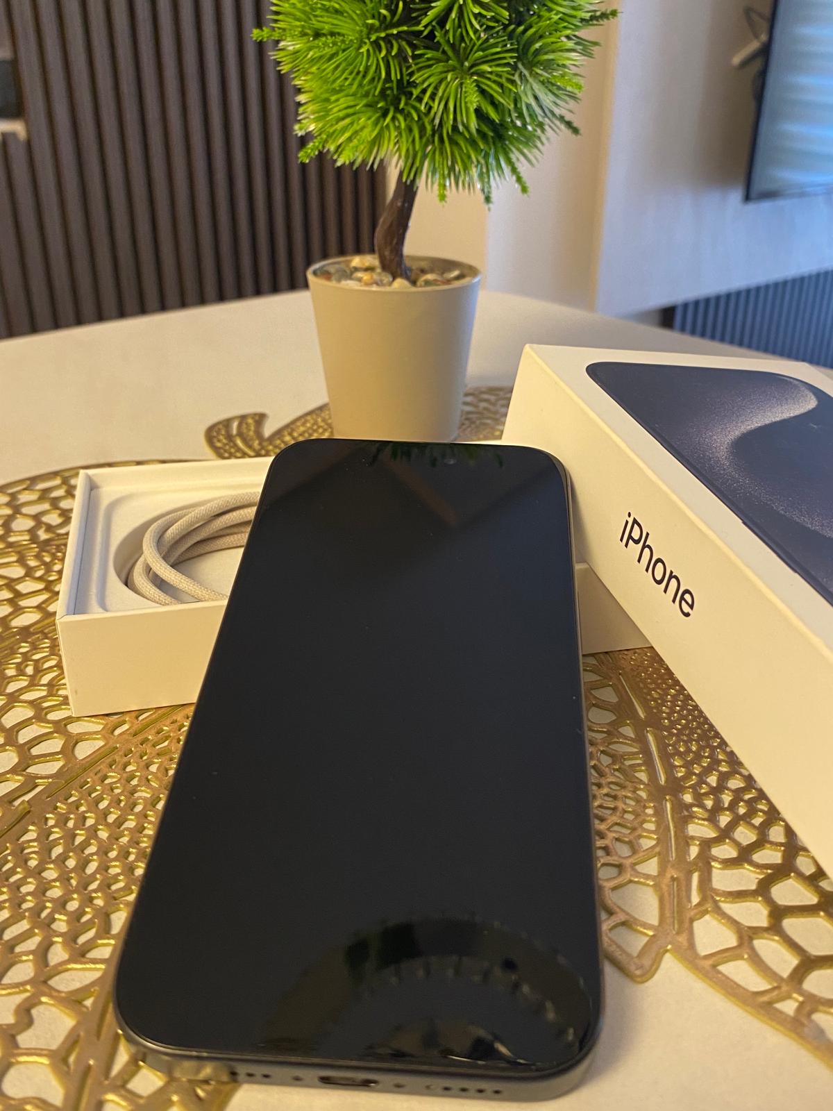 Prodajem Iphone 15 pro(128gb)