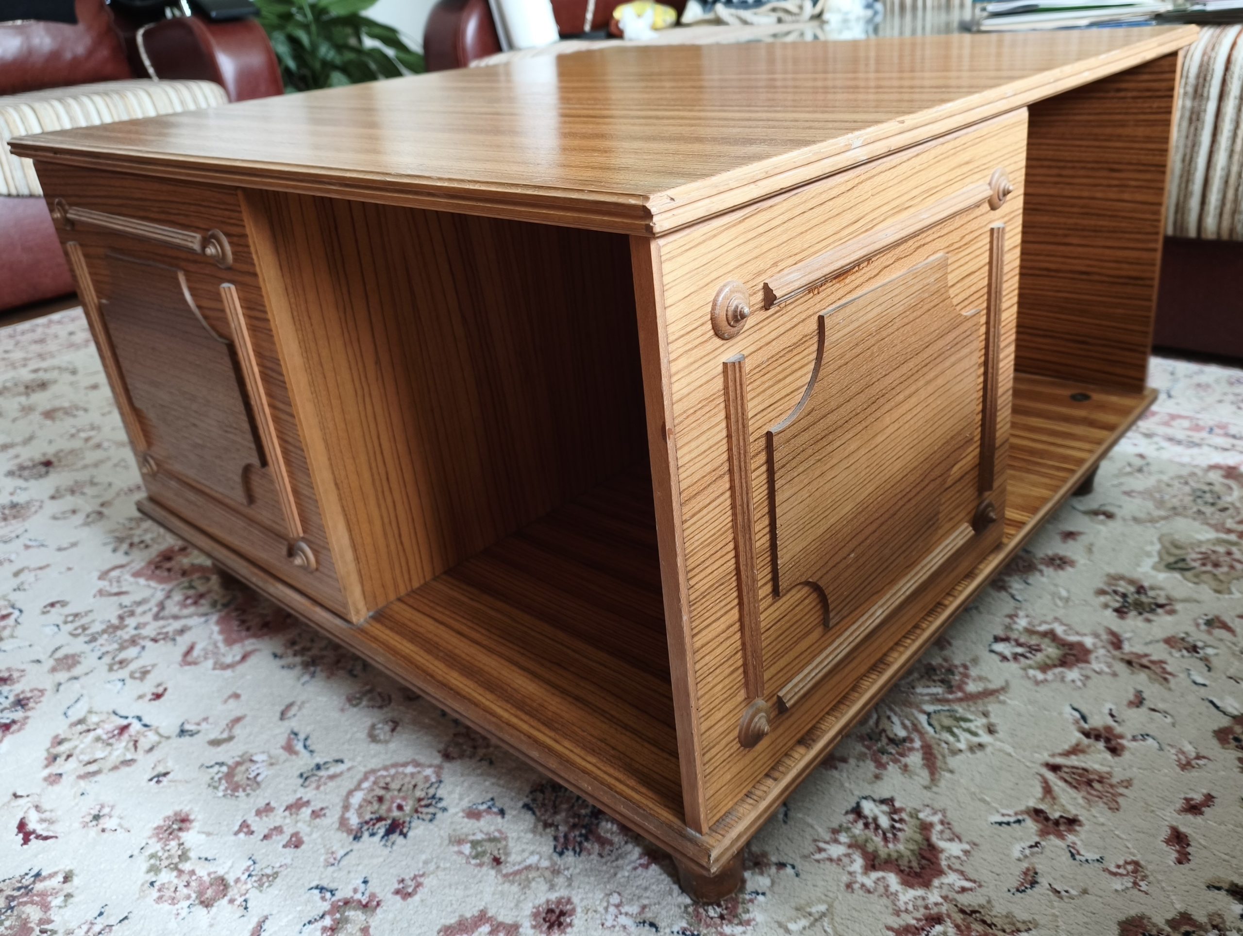 Klub sto od furniranog drveta u odličnom stanju