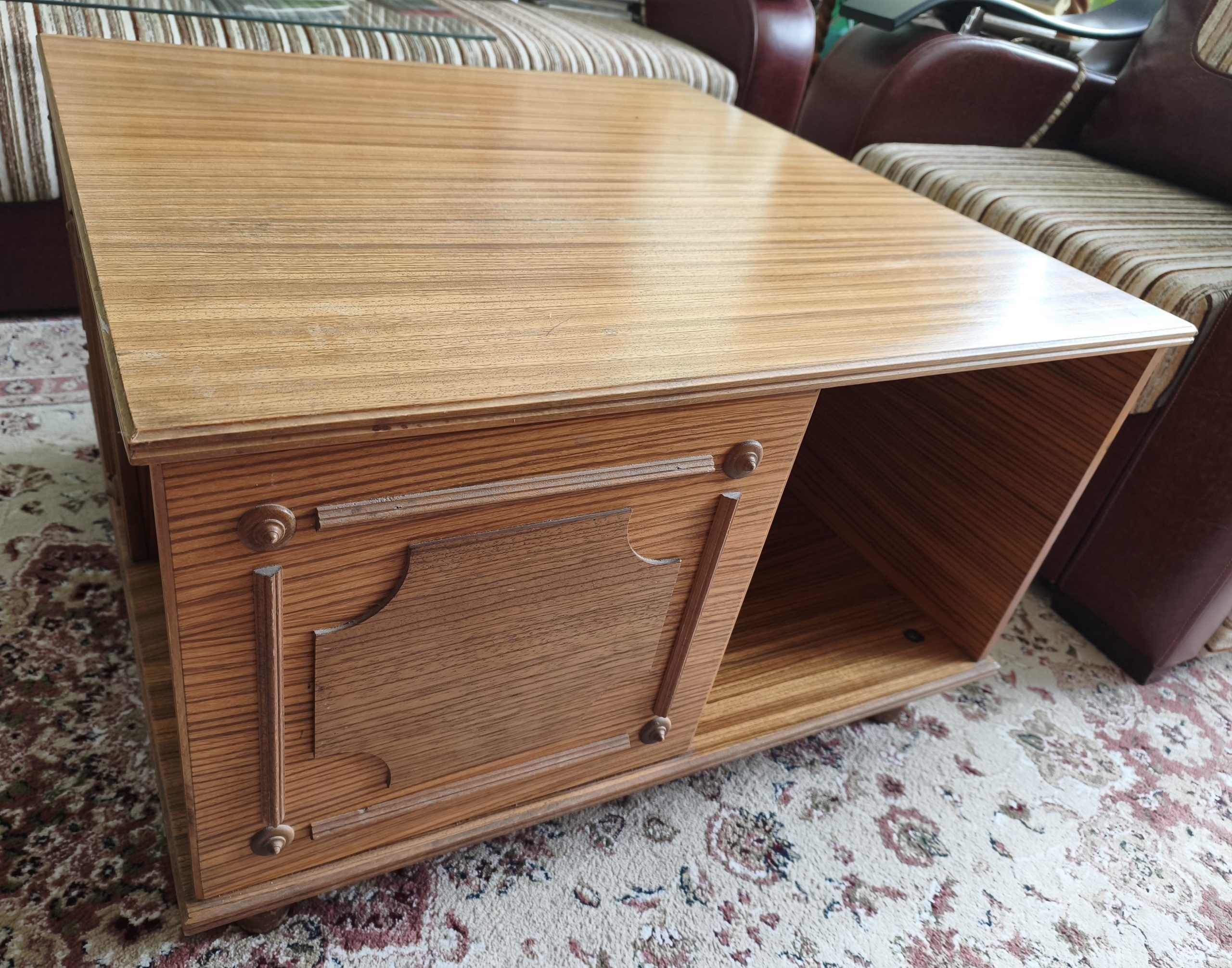 Klub sto od furniranog drveta u odličnom stanju