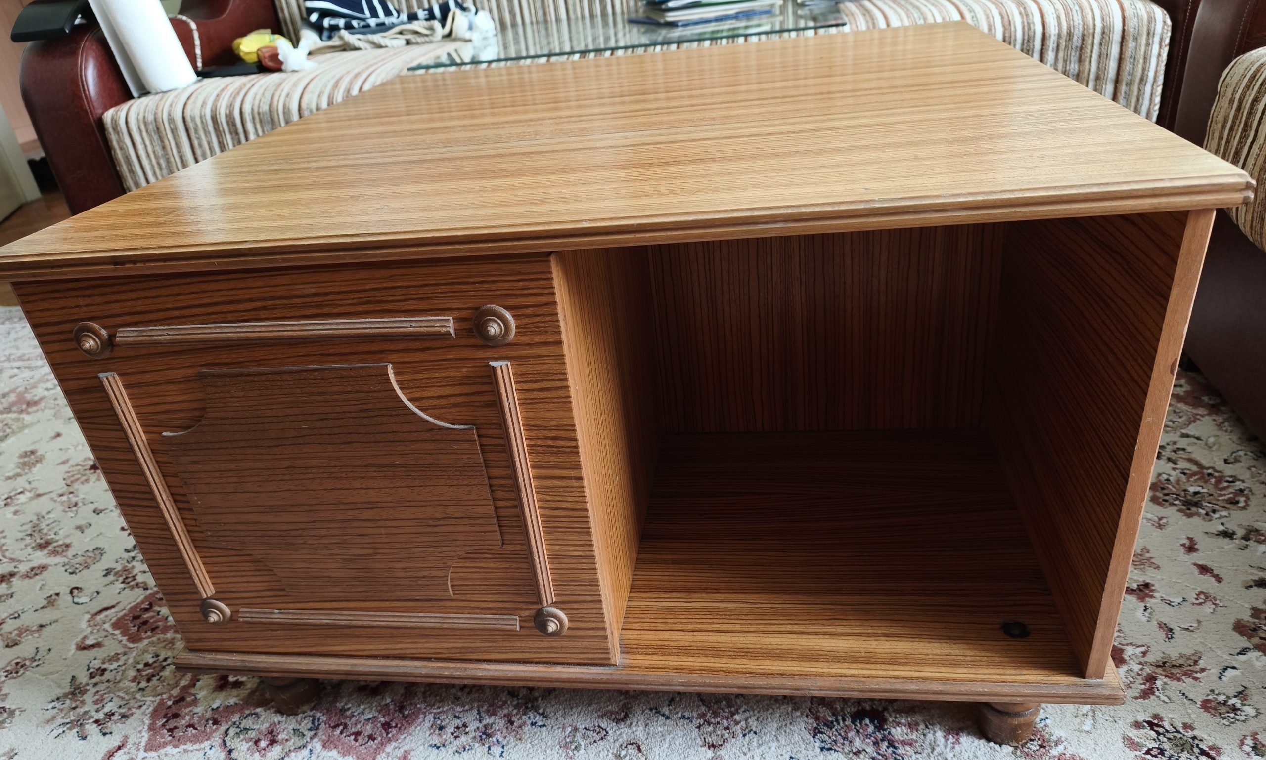 Klub sto od furniranog drveta u odličnom stanju