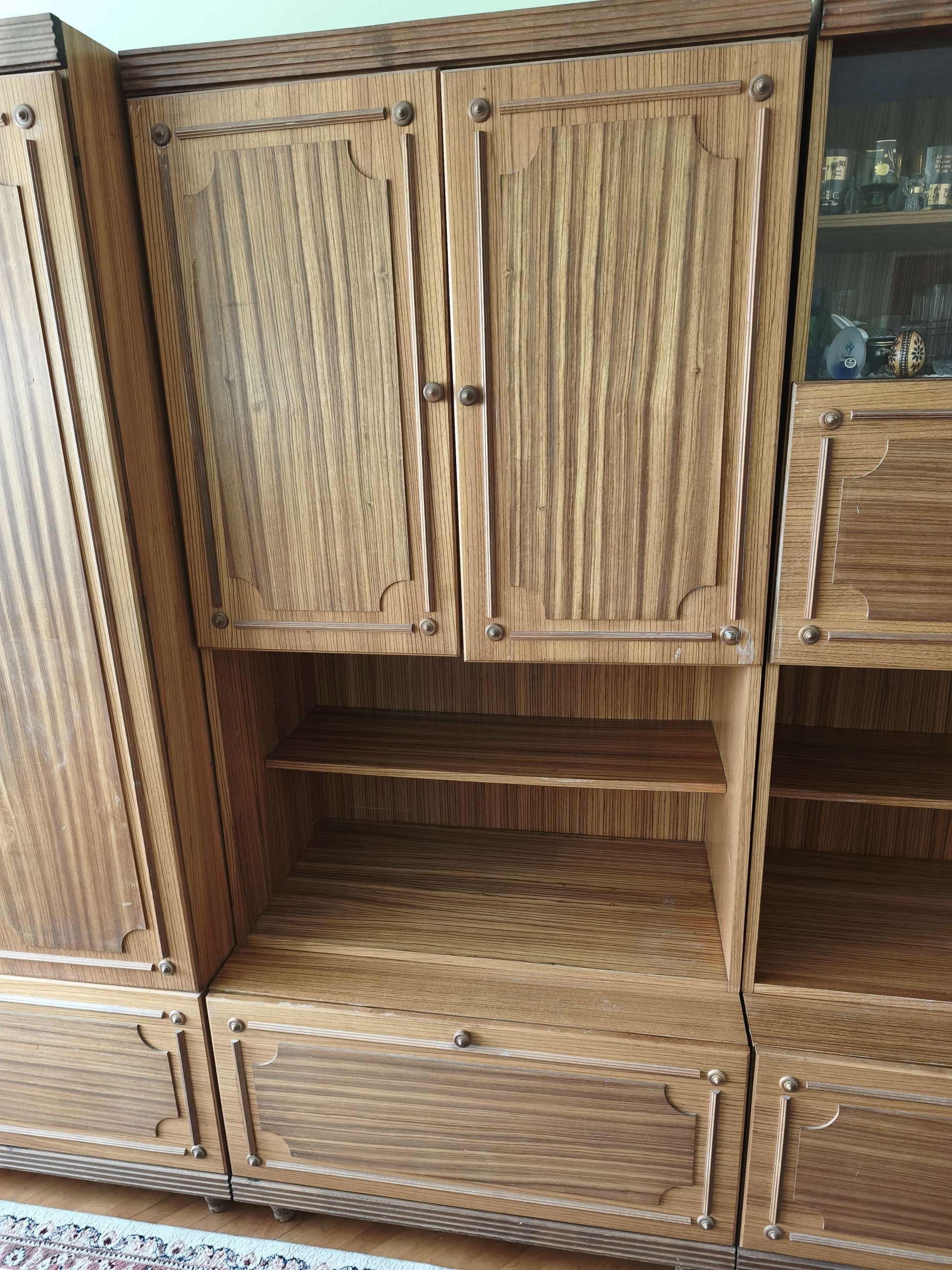 Regal od furniranog drveta iz četiri dela