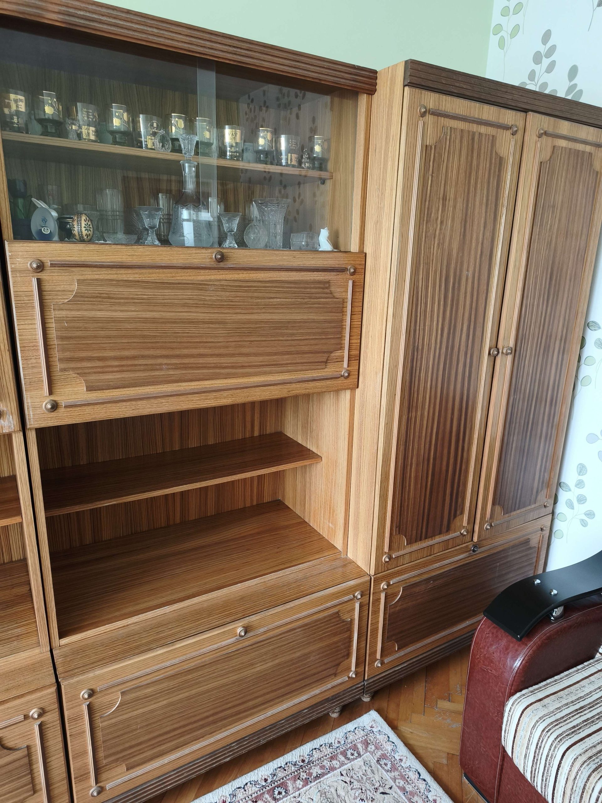 Regal od furniranog drveta iz četiri dela