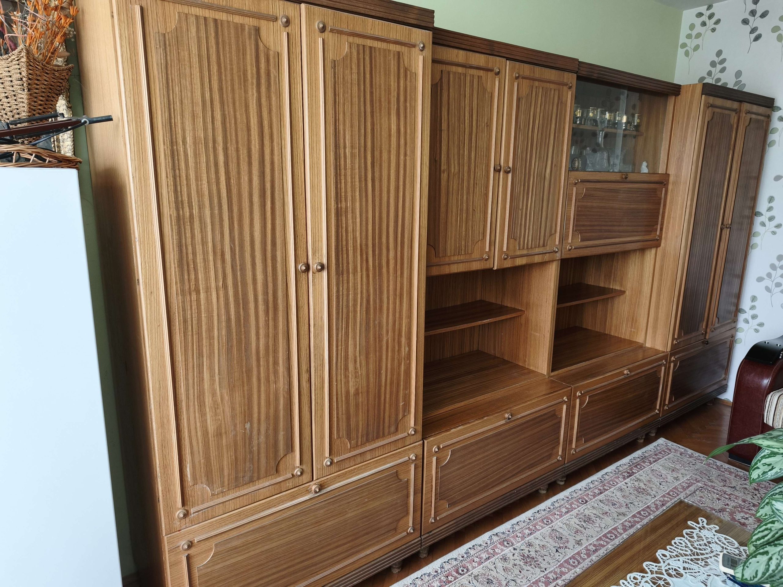 Regal od furniranog drveta iz četiri dela