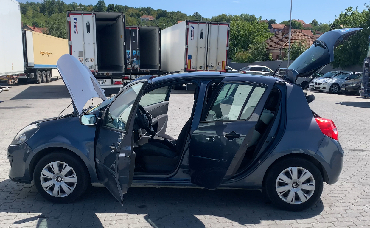 Renaulr Clio 1.6 benzinac panorama krov tempomat