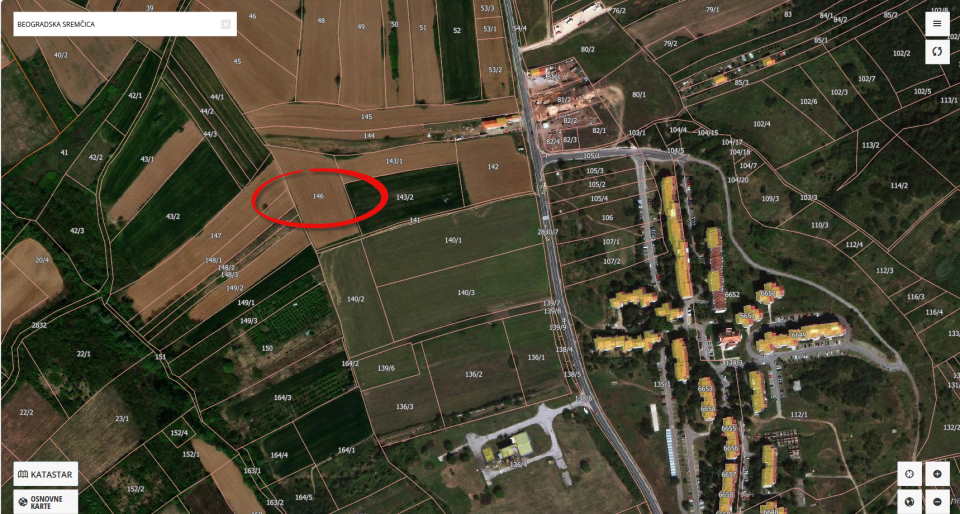 Na prodaju njiva na ulazu u Sremčicu sa desne strane