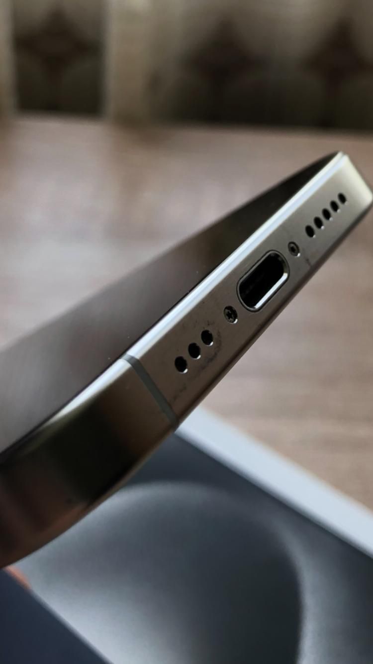 Prodajem IPhone 15 pro(256gb)