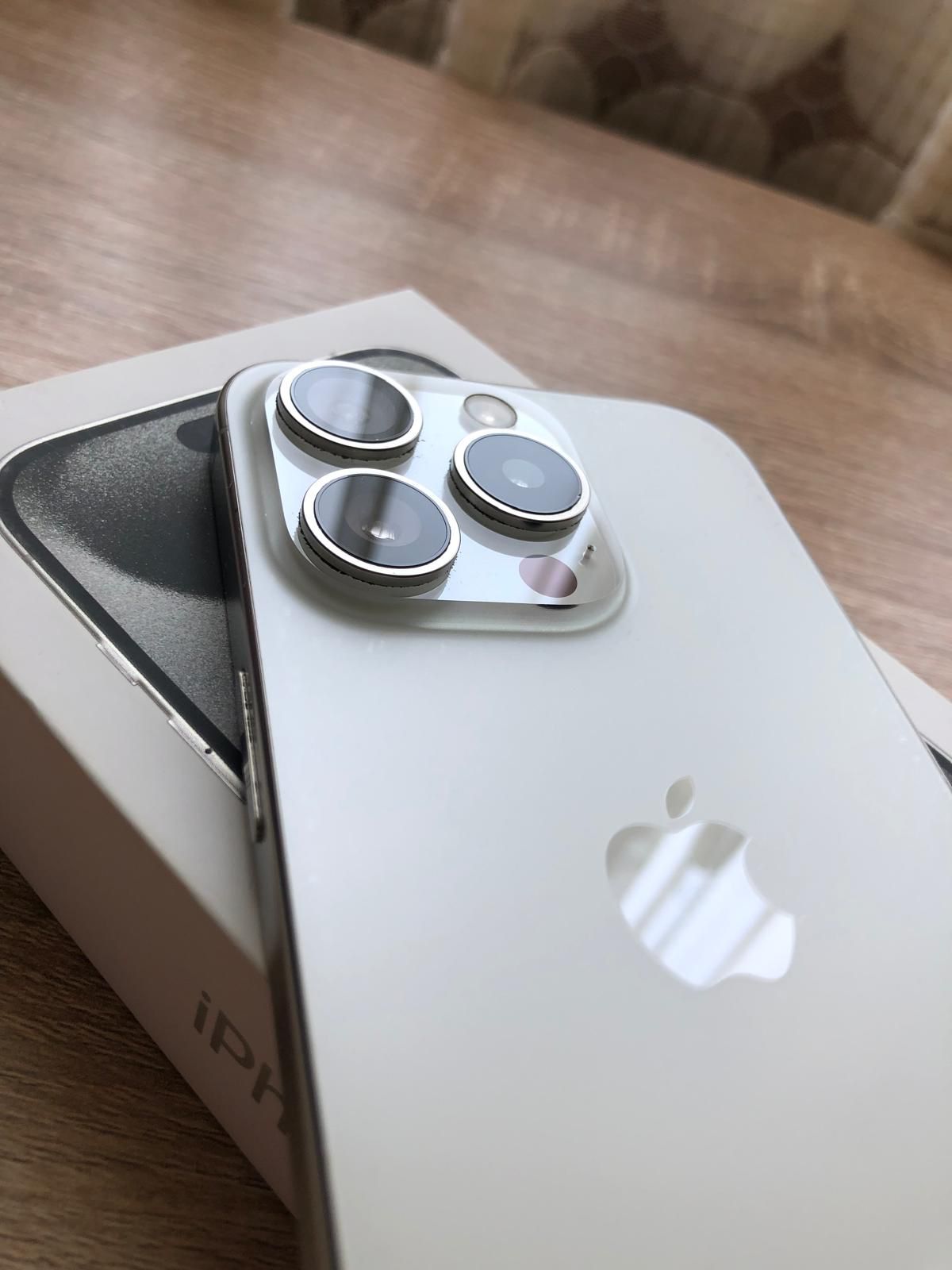 Prodajem IPhone 15 pro(256gb)