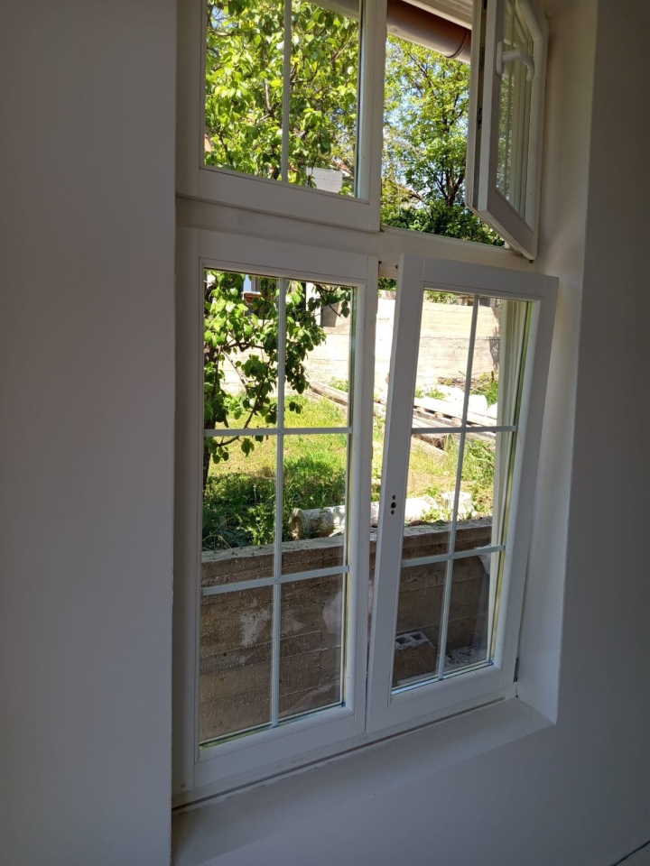 Na prodaju 1 okrugli prozor I kvalitetni drveni