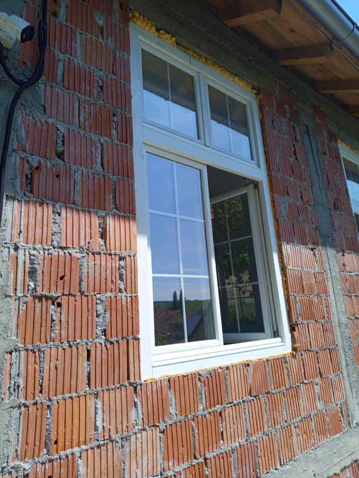 Na prodaju 1 okrugli prozor I kvalitetni drveni