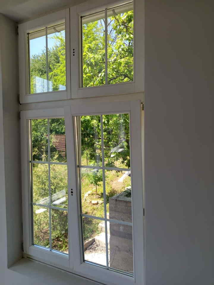 Na prodaju 1 okrugli prozor I kvalitetni drveni