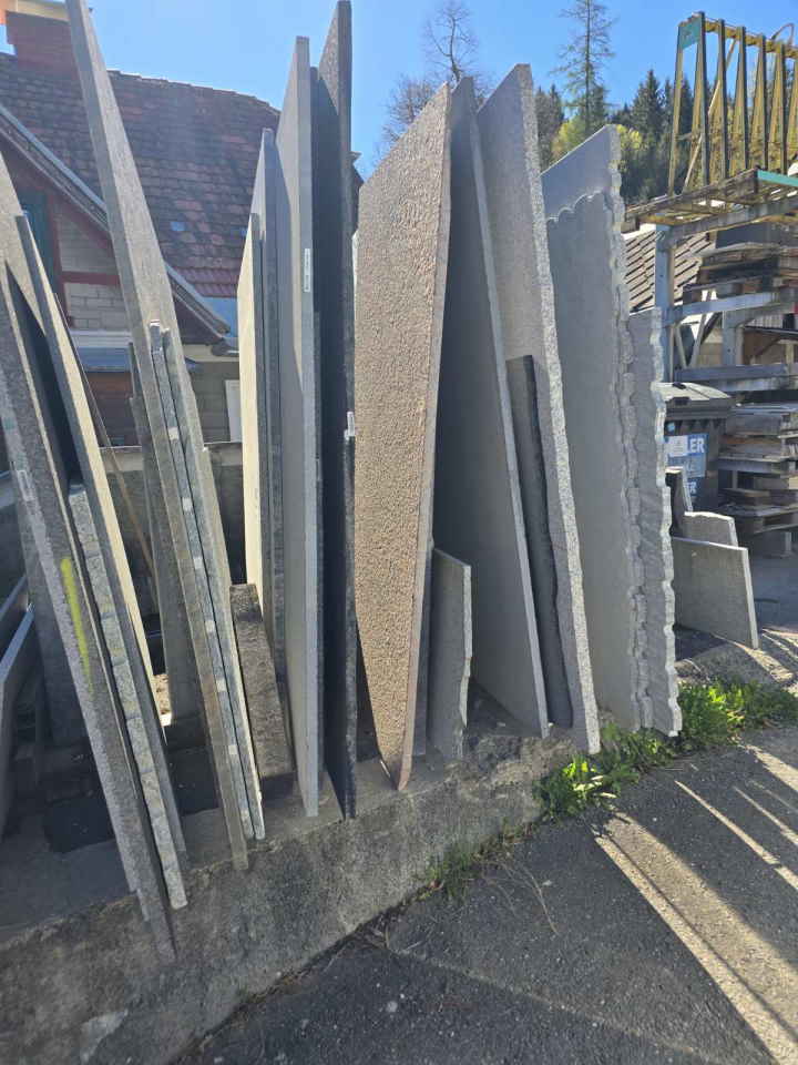 Prodajem vecu kolicinu poliranih granitnih ploca 2cm 3cm dosta alata, freza, viljuskara, kranova, CNC masine