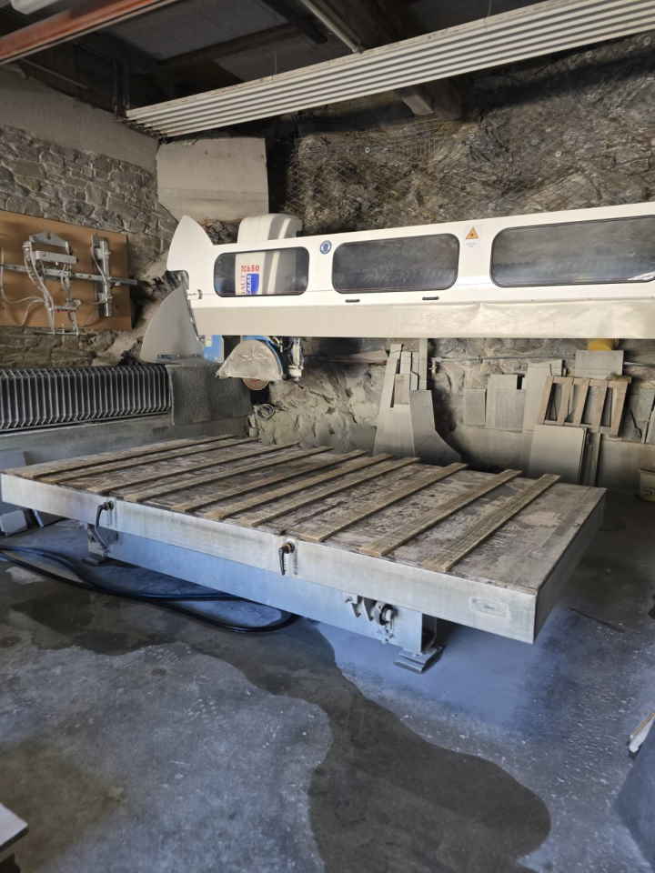 Prodajem vecu kolicinu poliranih granitnih ploca 2cm 3cm dosta alata, freza, viljuskara, kranova, CNC masine