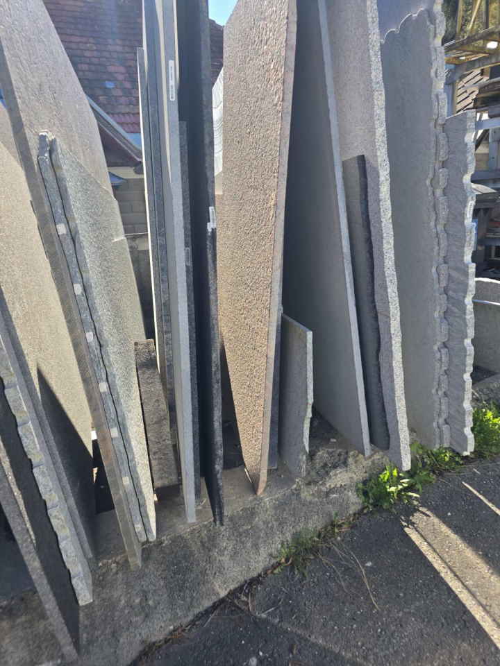 Prodajem vecu kolicinu poliranih granitnih ploca 2cm 3cm dosta alata, freza, viljuskara, kranova, CNC masine