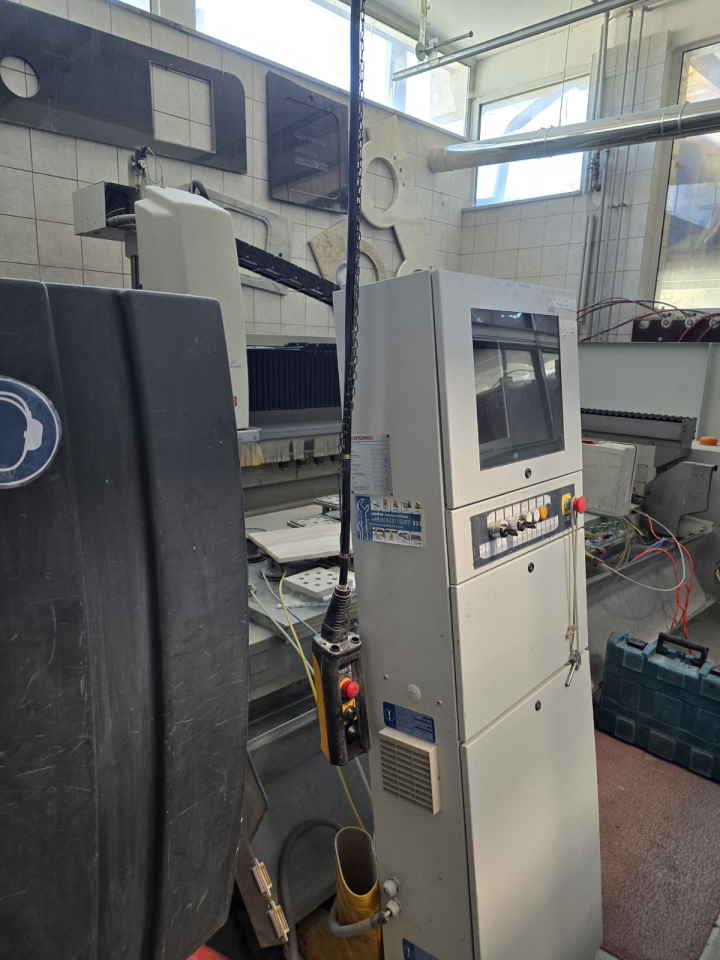 Prodajem vecu kolicinu poliranih granitnih ploca 2cm 3cm dosta alata, freza, viljuskara, kranova, CNC masine