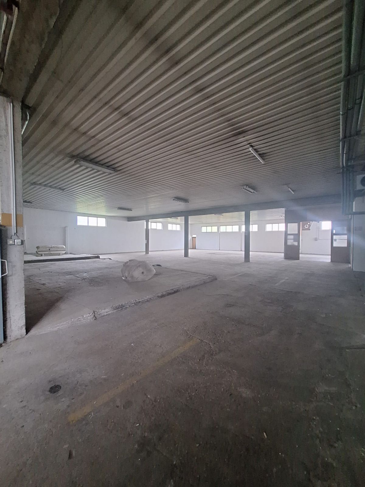 Iznajmljujem magacinski i kancelarijski prostor – Zemun