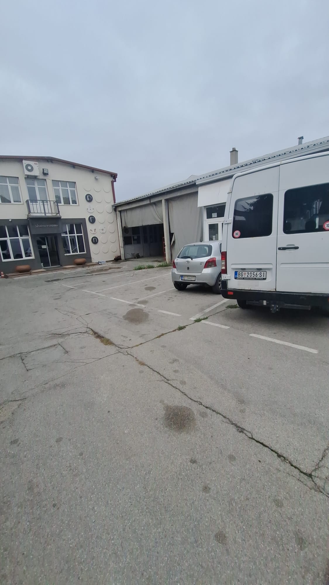 Iznajmljujem magacinski i kancelarijski prostor – Zemun