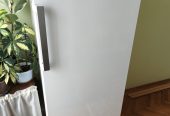 Vertikalni zamrzivač BEKO RFSA240M21W u odličnom stanju sa 6 fioka