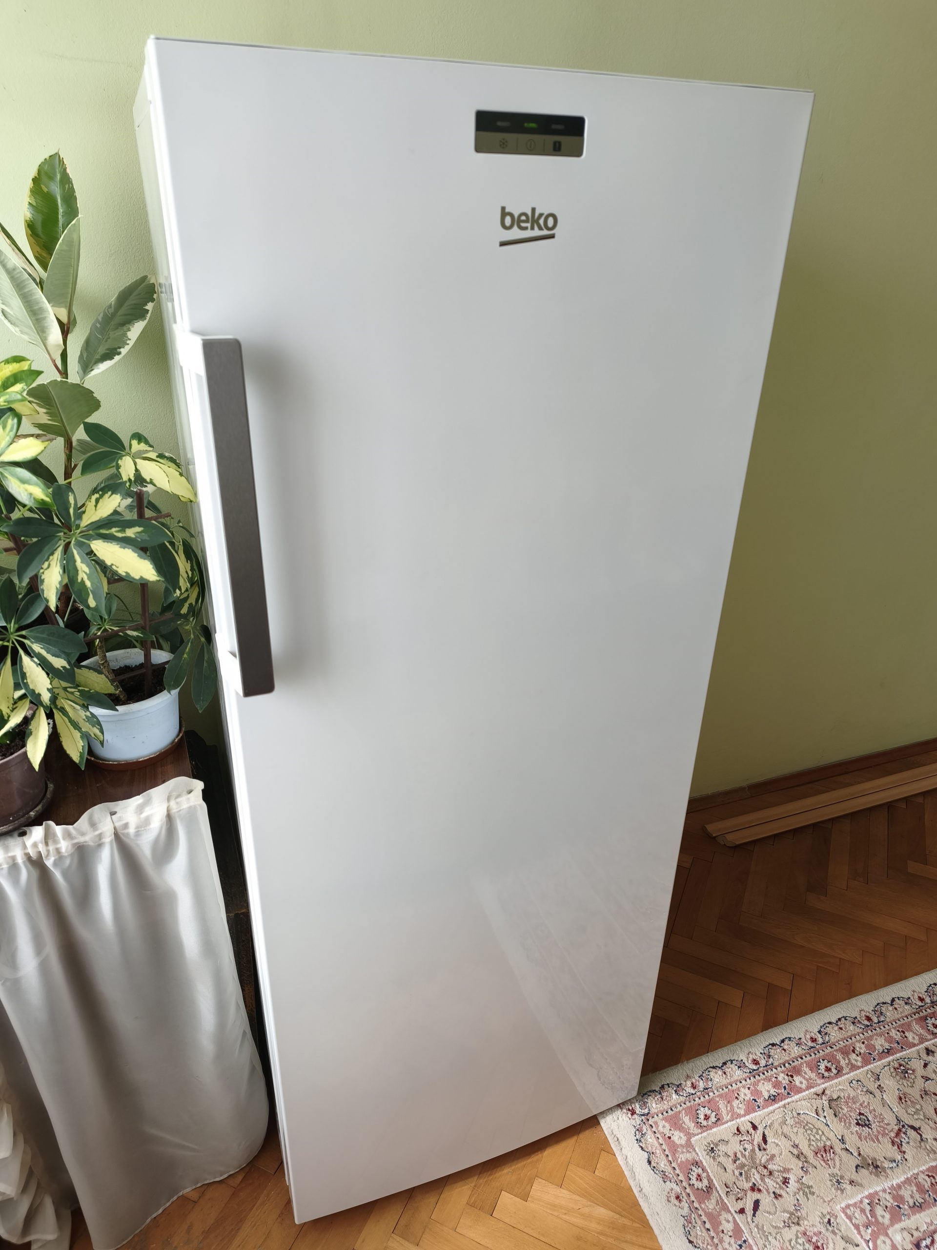 Vertikalni zamrzivač BEKO RFSA240M21W u odličnom stanju sa 6 fioka