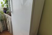 Vertikalni zamrzivač BEKO RFSA240M21W u odličnom stanju sa 6 fioka